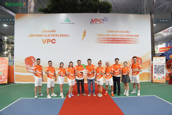 Đại diện các đội tuyển pickleball trong hệ thống Vinalink cùng ban lãnh đạo - Ảnh: Việt An