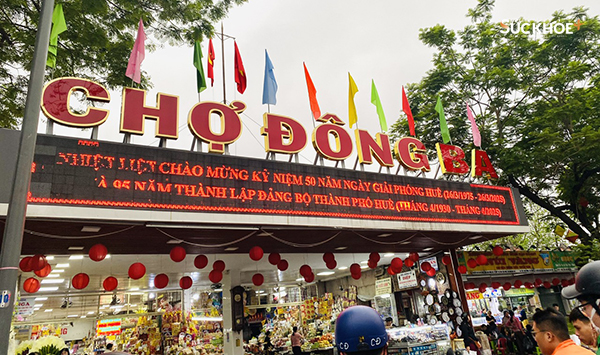 Chơ Đông Ba tọa lạc tại trung tâm thành phố Huế