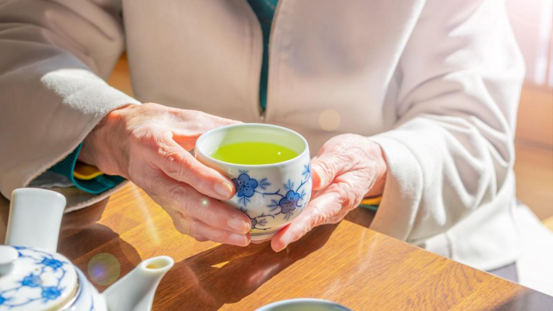 Trà xanh chứa các hợp chất có tác dụng chống viêm mạnh, có lợi với người bệnh viêm khớp