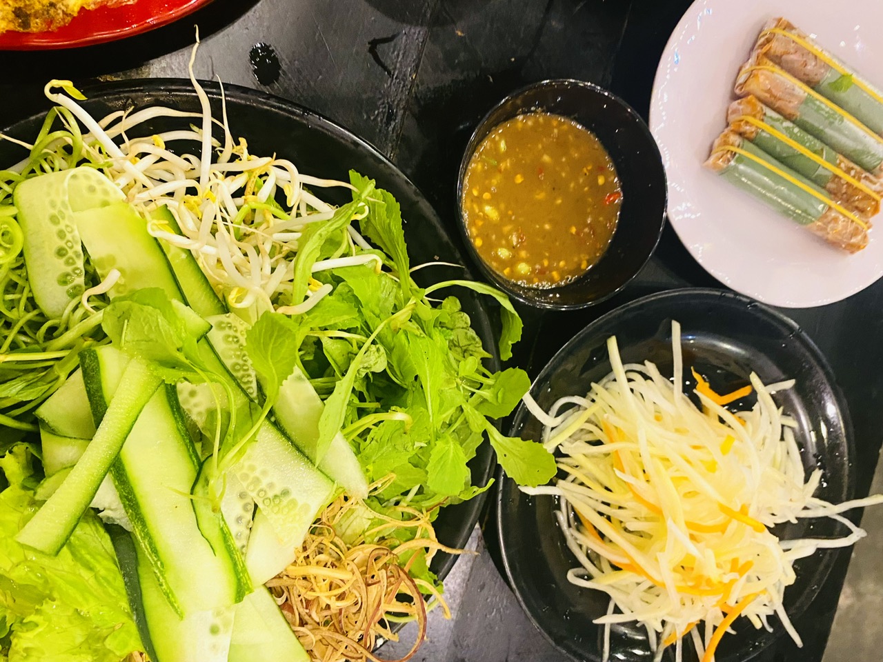 Rau sống, đồ chua, nước chấm trong món bánh ép Huế - Ảnh: Đào Dung/Sức khỏe+