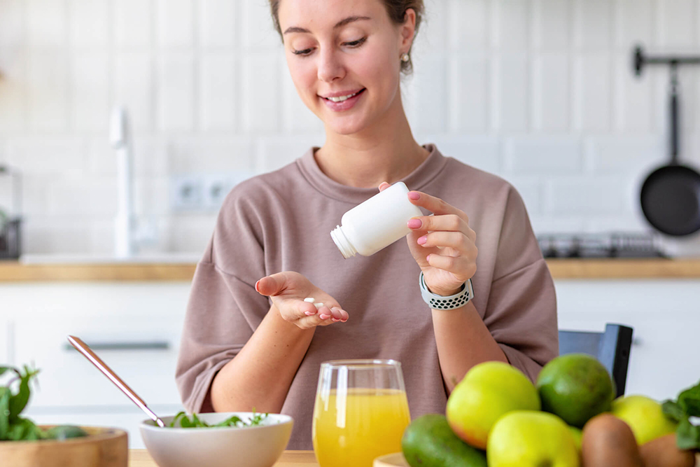 Uống calci cùng bữa ăn giúp hạn chế các tác dụng phụ tiêu cực