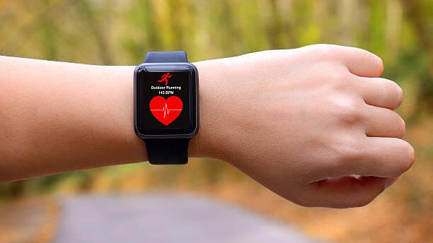 Dùng đồng hồ thông minh khi chạy bộ để kiểm soát nhịp tim ở zone 2