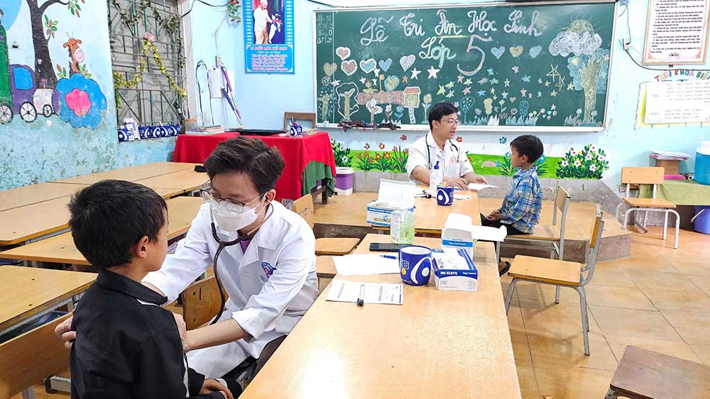 Bác sĩ thăm khám sức khỏe cho các em nhỏ