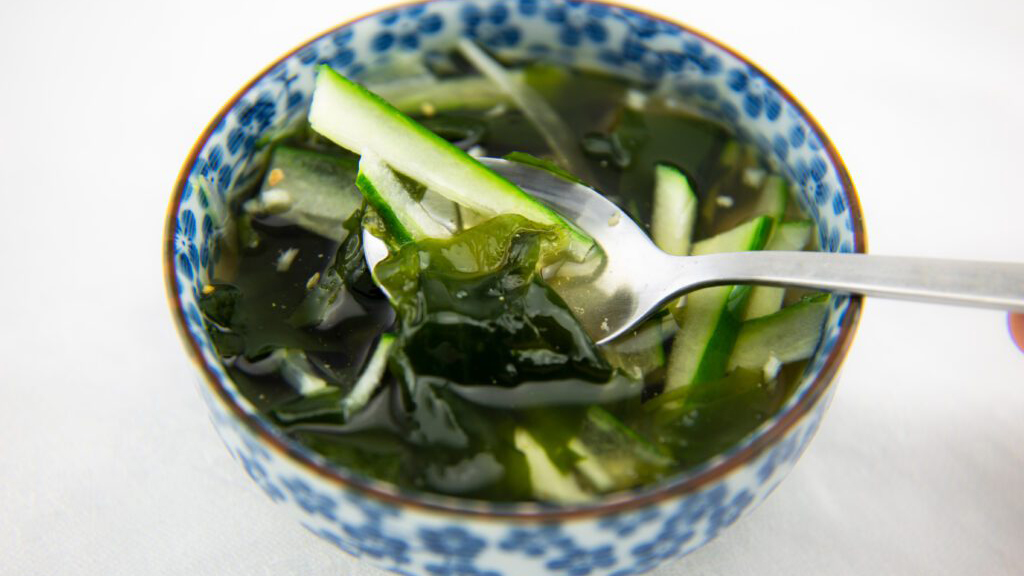 Canh dưa chuột và rong biển đánh thức vị giác trong ngày oi nóng