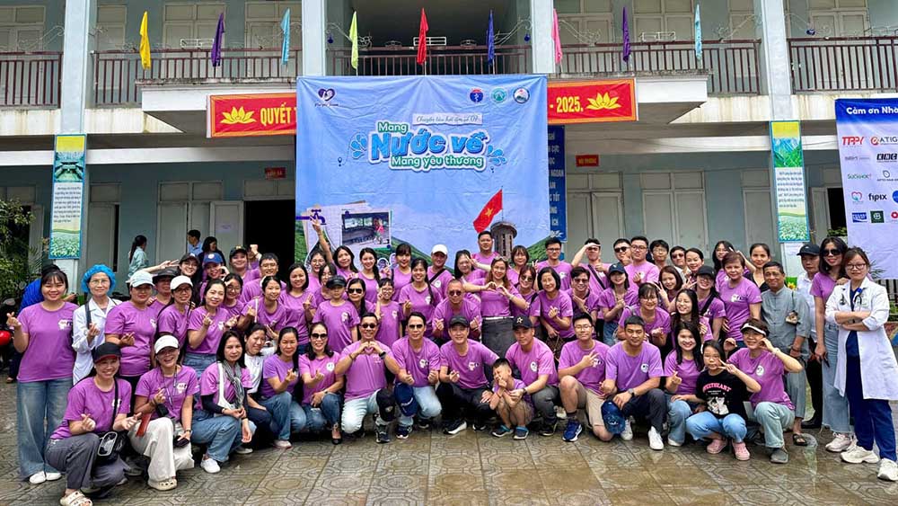 Các mạnh thường quân và tình nguyện viên đồng hành với Chuyến tàu hơi ấm số 7