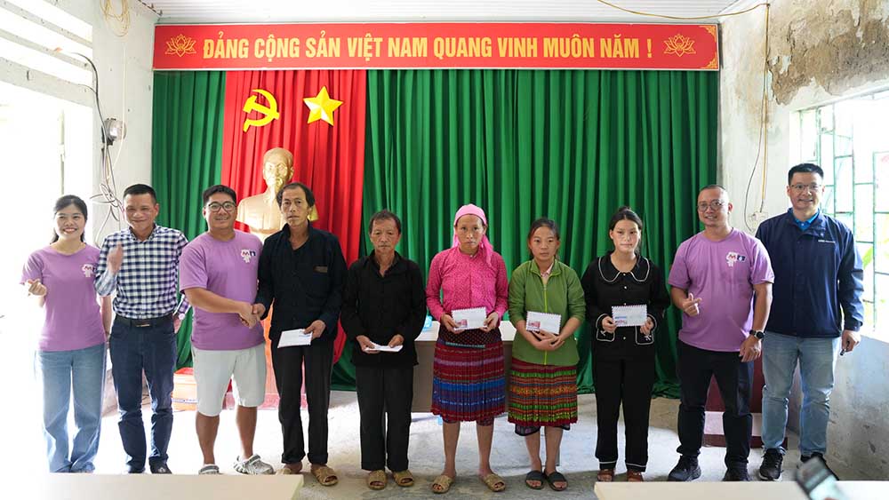 Ban tổ chức trao tặng lợn giống cho các hộ gia đình khó khăn