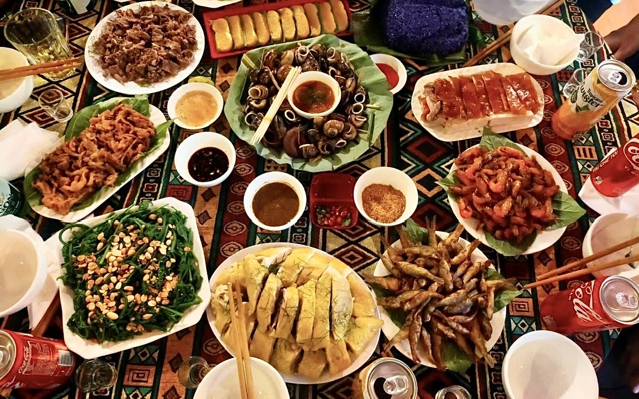 Thưởng thức đặc sản địa phương - Ảnh: FB Dung Pi