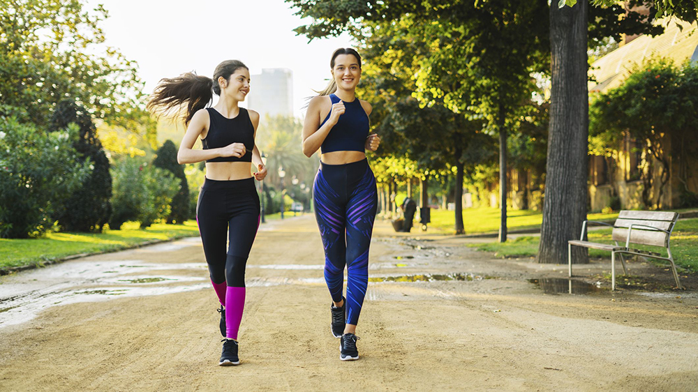 Có đồng đội chạy bộ cùng giúp đảm bảo an toàn trong điều kiện thời tiết khắc nghiệt