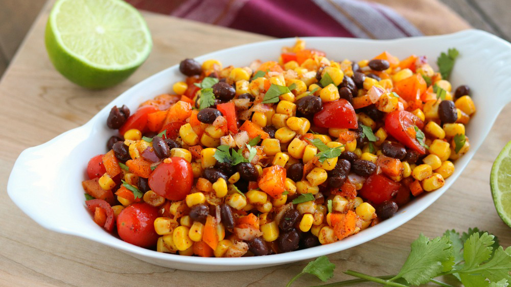 Món salad ngô và đậu kiểu Mexico cung cấp nhiều acid amin và chất xơ tốt cho sức khỏe