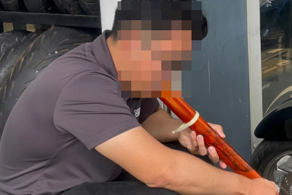 Kể từ khi Quốc Hội cấm thuốc lá điện tử, nhiều người trẻ chuyển sang hút thuốc lào/thuốc lá - Ảnh: Báo Đồng Nai.