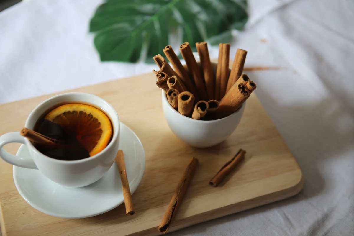 Sử dụng bột quế, vỏ cam... để gia tăng hương vị cho ly cà phê mà không cần thêm đường