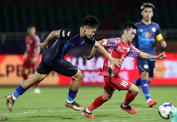 Quy Nhơn Bình Định (xanh) thua TP.HCM và đứng trước nguy cơ rớt hạng - Ảnh: tuoitre