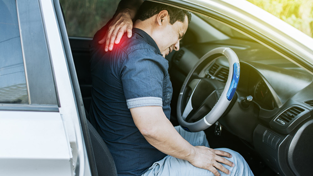 Dừng nghỉ đều đặn và điều chỉnh tư thế ngồi đúng cách để giảm căng mỏi cơ bắp