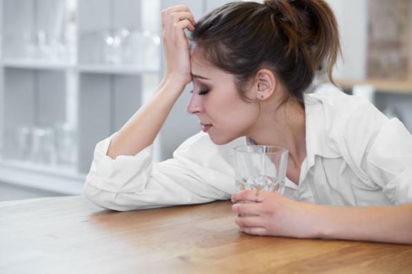 Thời tiết nóng nực khiến cơ thể mệt mỏi, mất nước và làm tăng triệu chứng kinh nguyệt