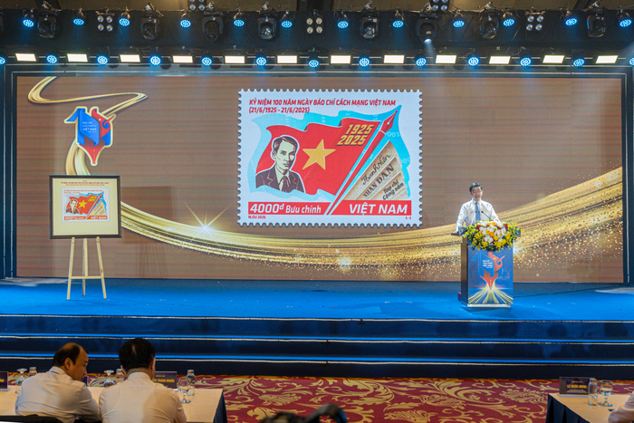 Ông Bùi Hoàng Phương, Thứ trưởng Bộ Khoa học và Công nghệ giới thiệu về bộ tem.