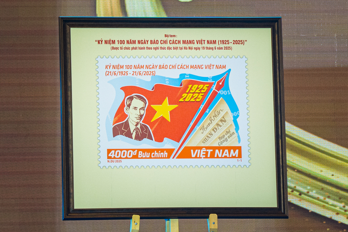 Bộ tem bưu chính “Kỷ niệm 100 năm Ngày Báo chí Cách mạng Việt Nam (1925-2025)” gồm 01 mẫu với giá mặt 4.000 đồng, khuôn khổ 43 x 32 mm do họa sĩ Nguyễn Du (Tổng công ty Bưu điện Việt Nam) thiết kế.