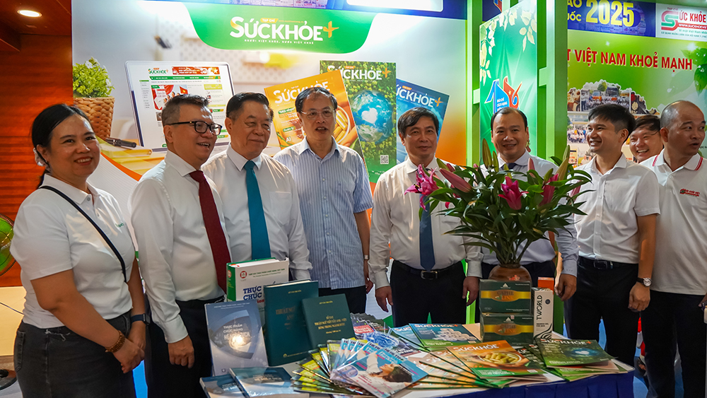 Gian hàng trưng bày các ấn phẩm của Tạp chí Sức khỏe+ tại Hội Báo toàn quốc 2025