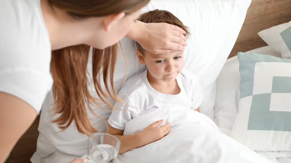 Cha mẹ cần theo dõi sức khỏe của trẻ, cho trẻ uống đủ nước để làm dịu cổ họng