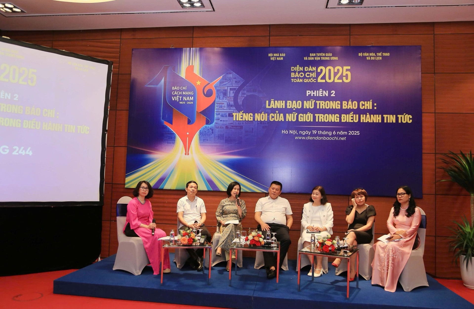 Các diễn giả tại phiên thảo luận - Ảnh: Hiệp Nguyễn/Sức khỏe+