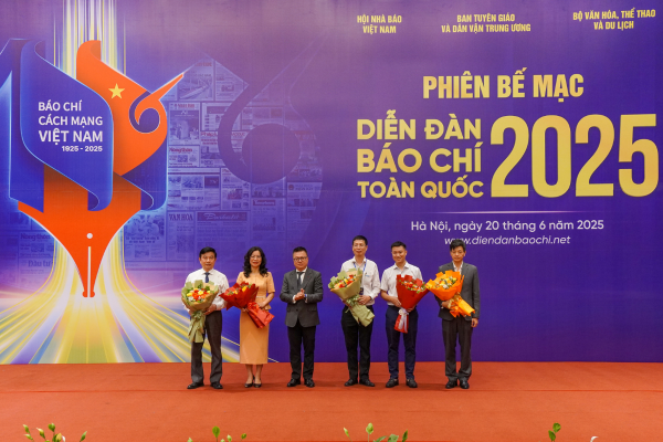 Nhà báo Lê Quốc Minh tặng hoa các diễn giả, chuyên gia đã tham dự các phiên thảo luận trong khuôn khổ diễn đàn - Ảnh: Việt An.