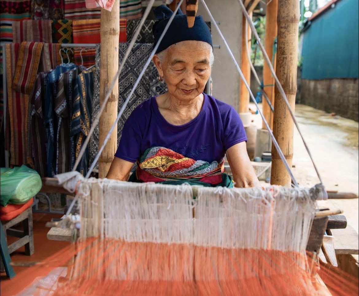 Bạn có thể mua các sản phẩm dệt thủ công tại Pù Luông - Ảnh: FB Blog của Rọt