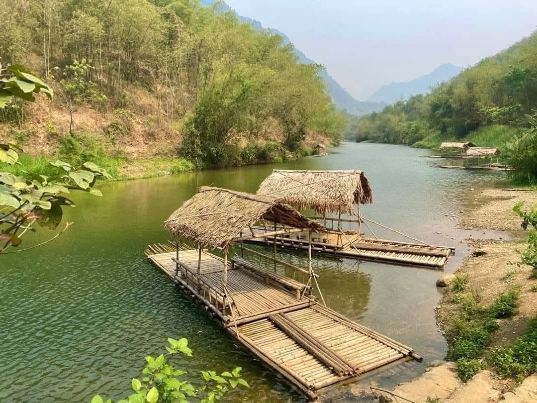 Trải nghiệm thú vị trên những chiếc bè tre - Ảnh: FB Pu Luong Mist Valley