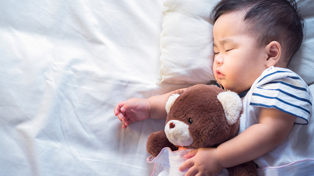 Cha mẹ cần theo dõi trẻ trong giấc ngủ, đặc biệt cẩn trọng với dấu hiệu giật mình, chới với 