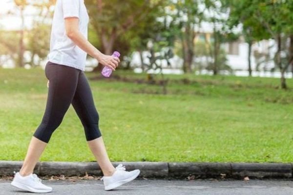 Đi bộ ngắt quãng (đan xen giữa nhanh và chậm) có tác động đáng kể đến hệ hô hấp và sức khoẻ tim mạch.