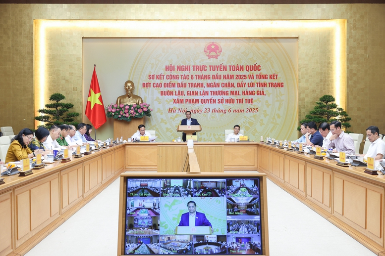 Hội nghị trực tuyến toàn quốc sơ kết công tác 6 tháng đầu năm 2025 và tổng kết đợt cao điểm đấu tranh, ngăn chặn, đẩy lùi tình trạng buôn lậu, gian lận thương mại, hàng giả, xâm phạm quyền sở hữu trí tuệ - Ảnh: VGP