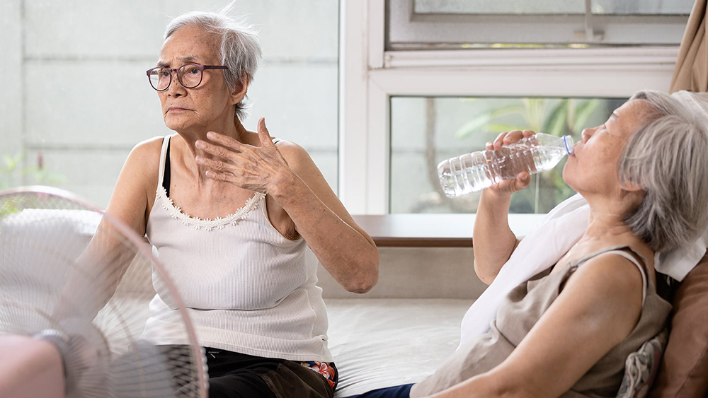 người cao tuổi cần lưu ý trong sinh hoạt khoa học để bảo đảm sức khỏe trong thời tiết nắng nóng