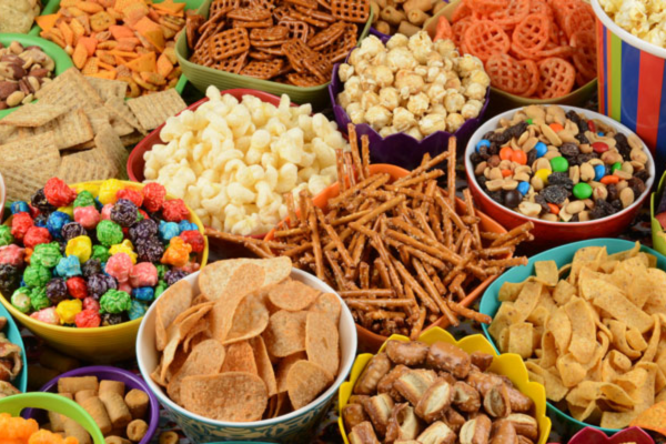 Các loại snack, đồ ngọt, đồ chiên rán,... đều là những thực phẩm không tốt cho người bệnh tim.