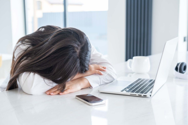 Trong công việc, người bị burn out lâu ngày sẽ không muốn giao tiếp với đồng nghiệp, chậm trễ trong việc hoàn thành nhiệm vụ và cảm thấy mất kết nối tại nơi làm việc.
