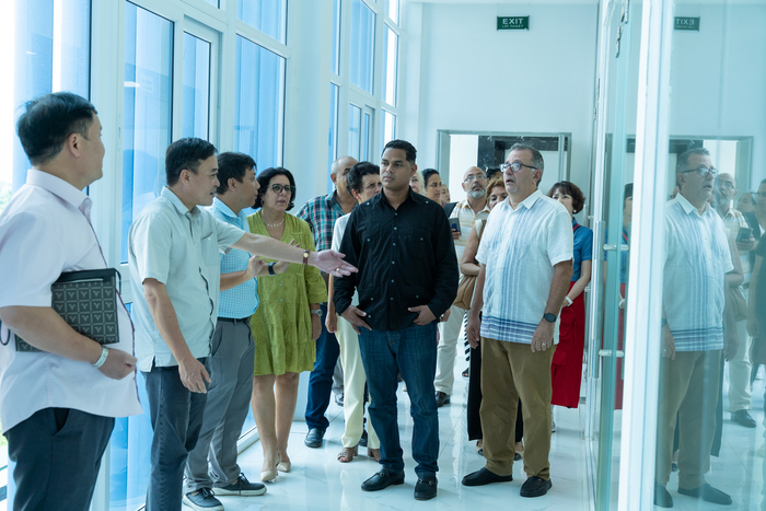 DS. Nguyễn Xuân Hoàng, Phó viện trưởng Viện Thực phẩm chức năng giới thiệu với các doanh nghiệp Cuba về các phòng, trung tâm nghiên cứu của Viện Thực phẩm chức năng.