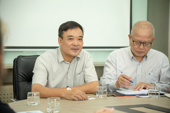 DS. Nguyễn Xuân Hoàng trao đổi tại buổi làm việc.