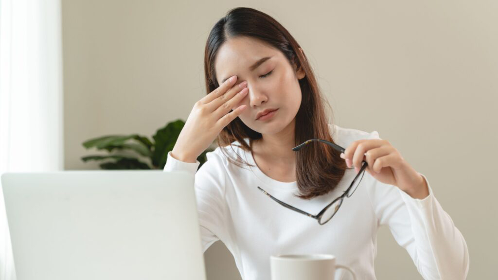 Khô mắt, mỏi mắt thường gặp ở người nhìn vào màn hình điện thoại liên tục trong thời gian dài