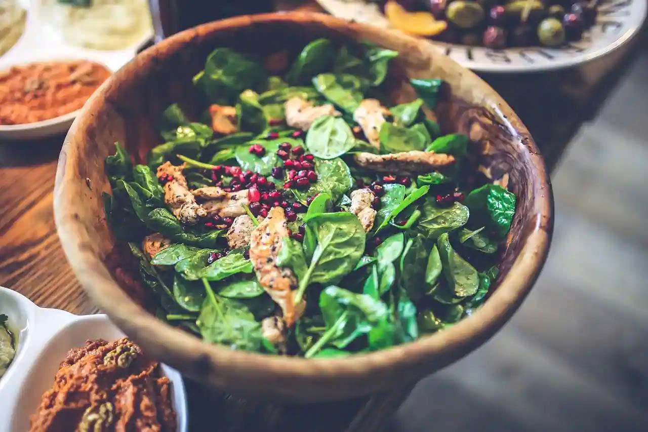 Rau chân vịt có thể xào, nấu canh hay trộn salad đều ngon