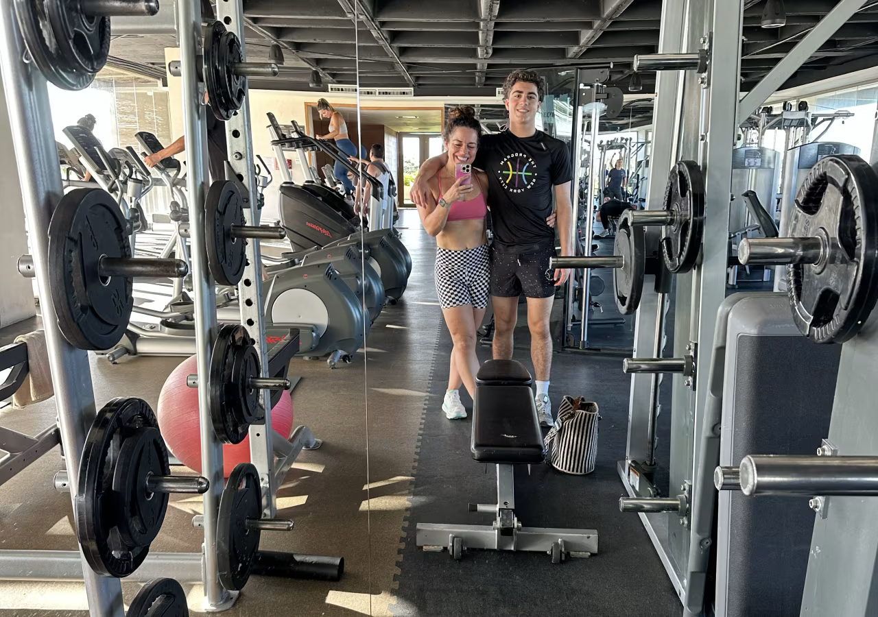 Bà Natalia Mehlman Petrzela và con trai tại một phòng gym ở Mexico trong kỳ nghỉ vào năm 2024 - Ảnh: Natalia Mehlman Petrzela.