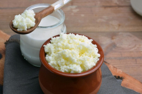 Kefir là một loại đồ uống lên men từ sữa, tương tự như sữa chua nhưng lỏng hơn và chứa nhiều chủng lợi khuẩn hơn.