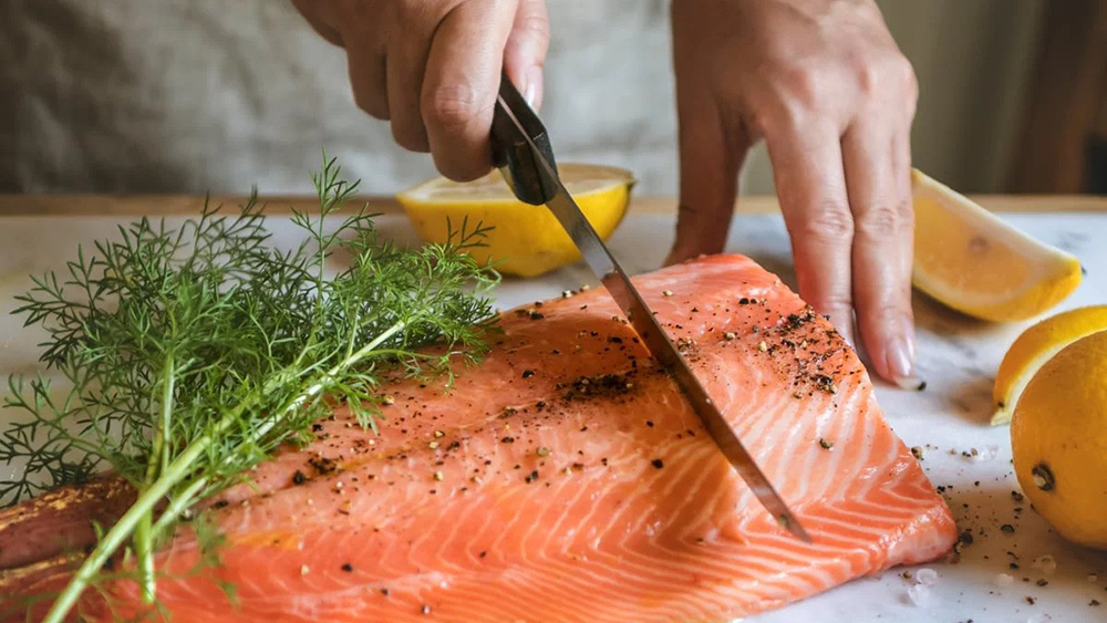 Omega-3 trong cá hồi hỗ trợ giảm huyết áp, tốt cho sức khỏe tim mạch