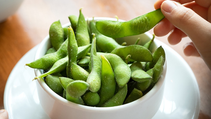 Đậu nành edamame luộc giàu kali và chất xơ, là món ăn vặt tốt cho người bệnh huyết áp