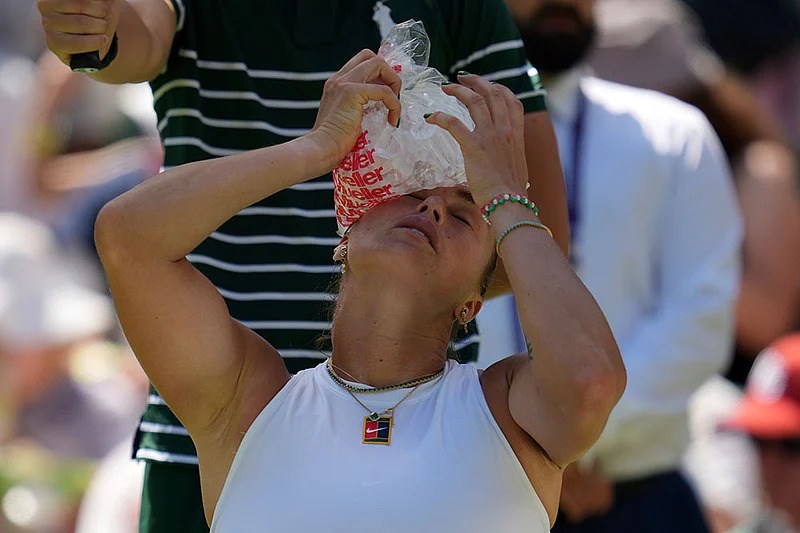 Tay vợt Belarus Aryna Sabalenka chườm đá làm mát cơ thể trong trận đấu vòng một đơn nữ tại giải Wimbledon 2025 - Ảnh: AP