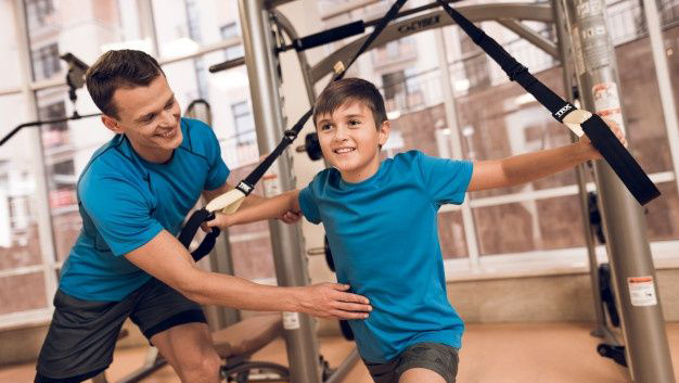 Cha mẹ hướng dẫn trẻ học kỹ năng vận động cơ bản tại phòng gym