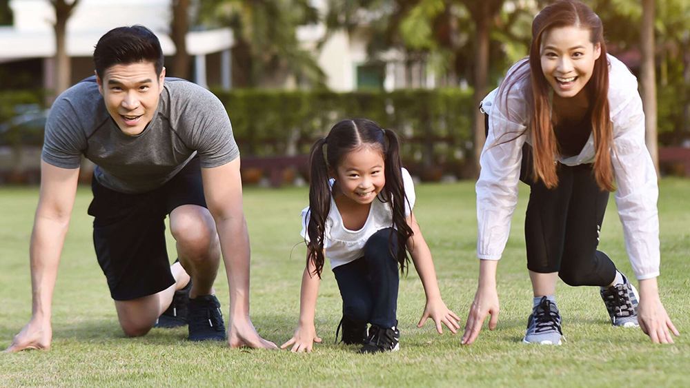 Cả gia đình cùng tập luyện ngoài trời để nâng cao sức khỏe và gắn kết tình cảm