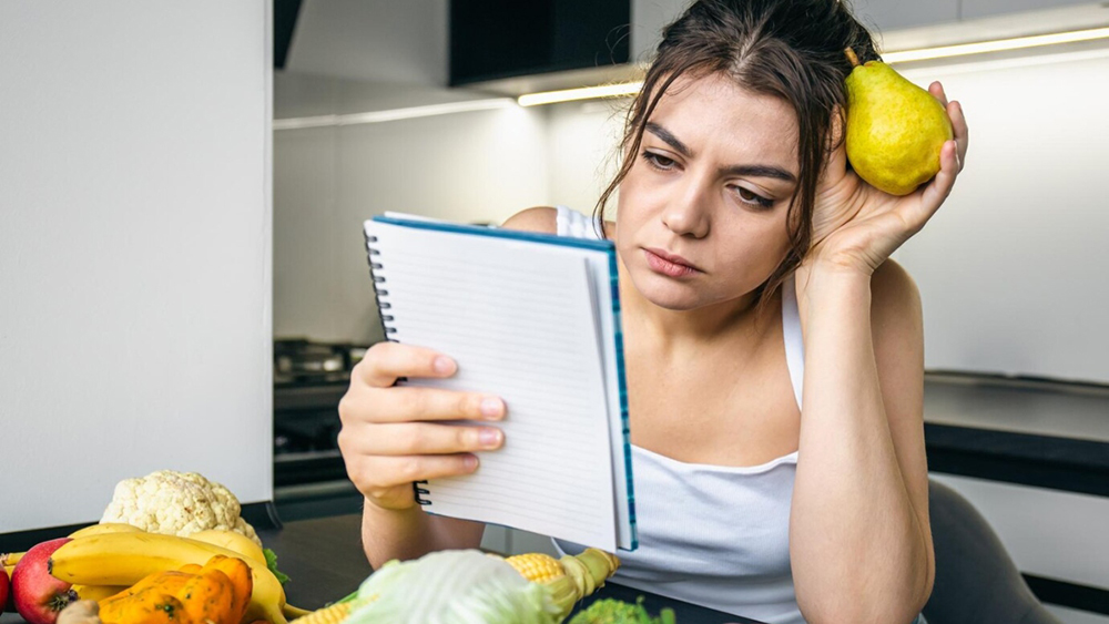 Nhịn ăn gián đoạn quá lâu có thể gây thiếu hụt vi chất, khiến chị em khó duy trì năng lượng cần thiết trong quá trình chuẩn bị mang thai