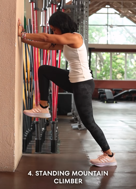 Kích hoạt khớp hông và cơ bụng, giúp cơ thể chuẩn bị cho bài cardio phía trước - Ảnh chụp màn hình.