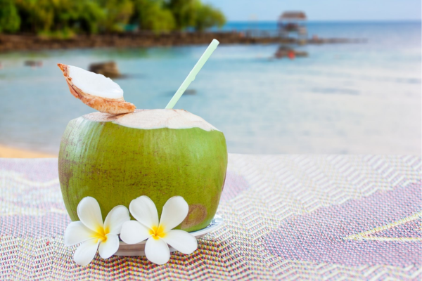 Nước dừa là thức uống bổ dưỡng, giải khát hiệu quả trong những ngày Hè.