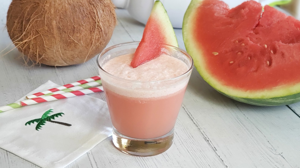 Ngồi bên bãi biển nên dùng đồ uống bổ sung nước và chất điện giải, tránh chọn đồ uống có chanh