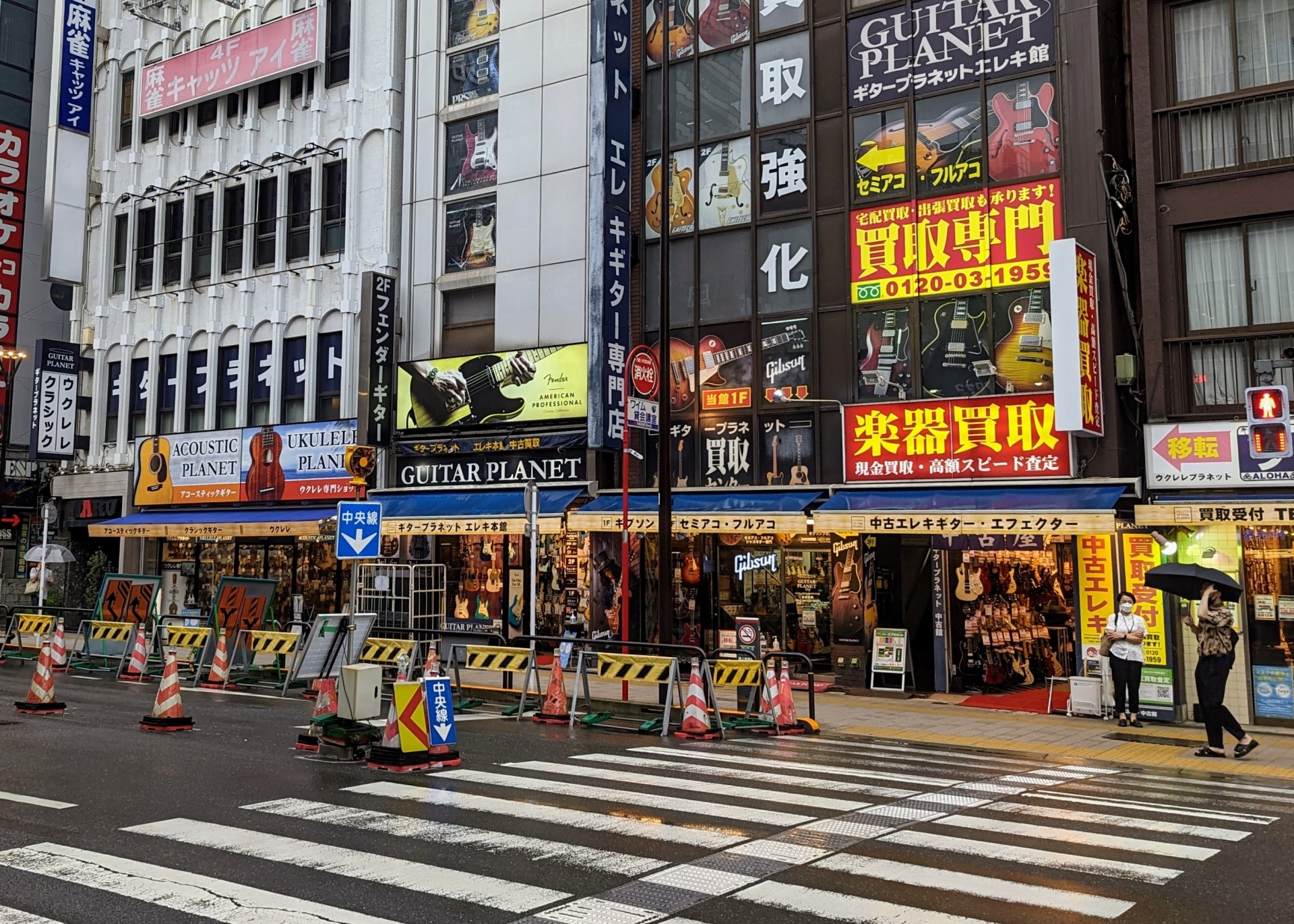 Phố Meidai Dori có rất nhiều cửa hàng bày bán guitar - Ảnh: Tokyo Cheapo