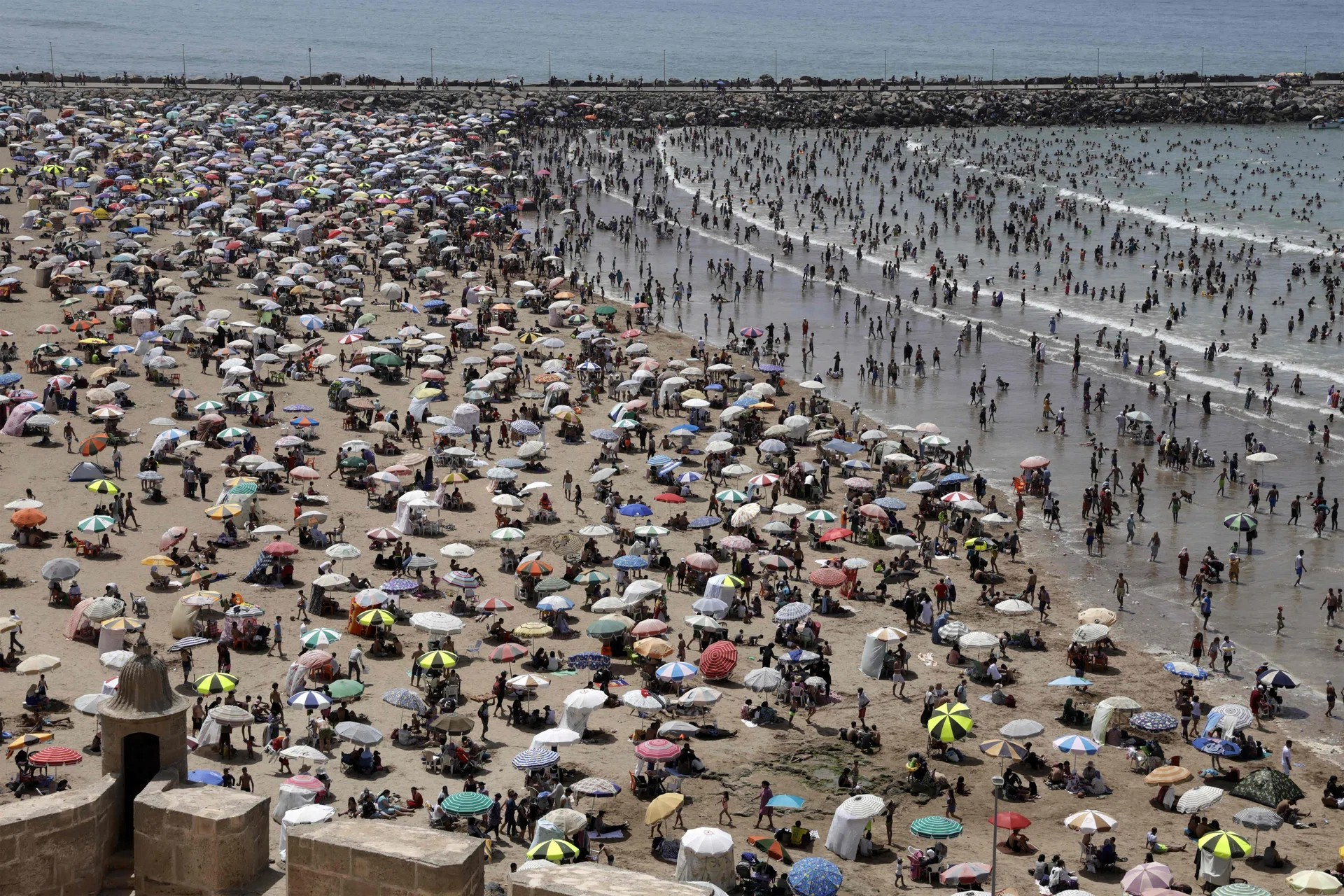 Bãi biển Sale đông nghịt người dân giải nhiệt trong đợt nắng nóng ở Rabat, Morocco ngày 29/6/2025 - Ảnh: AFP