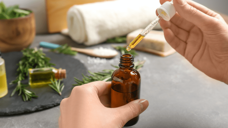 Pha loãng tinh dầu tràm trà trước khi sử dụng để hạn chế nguy cơ kích ứng